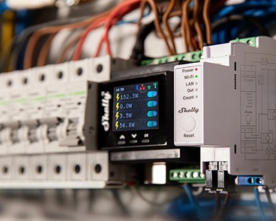 Shelly Pro 3EM Switch Add-On - Modulo Contattore Per Gestione Energia, Montaggio Su Guida DIN - Per Pannelli Solari, Turbine Eoliche E Automazione Casa