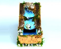 Cascata elettrica per presepe con pietre e muschio, misure 14x23x18cm